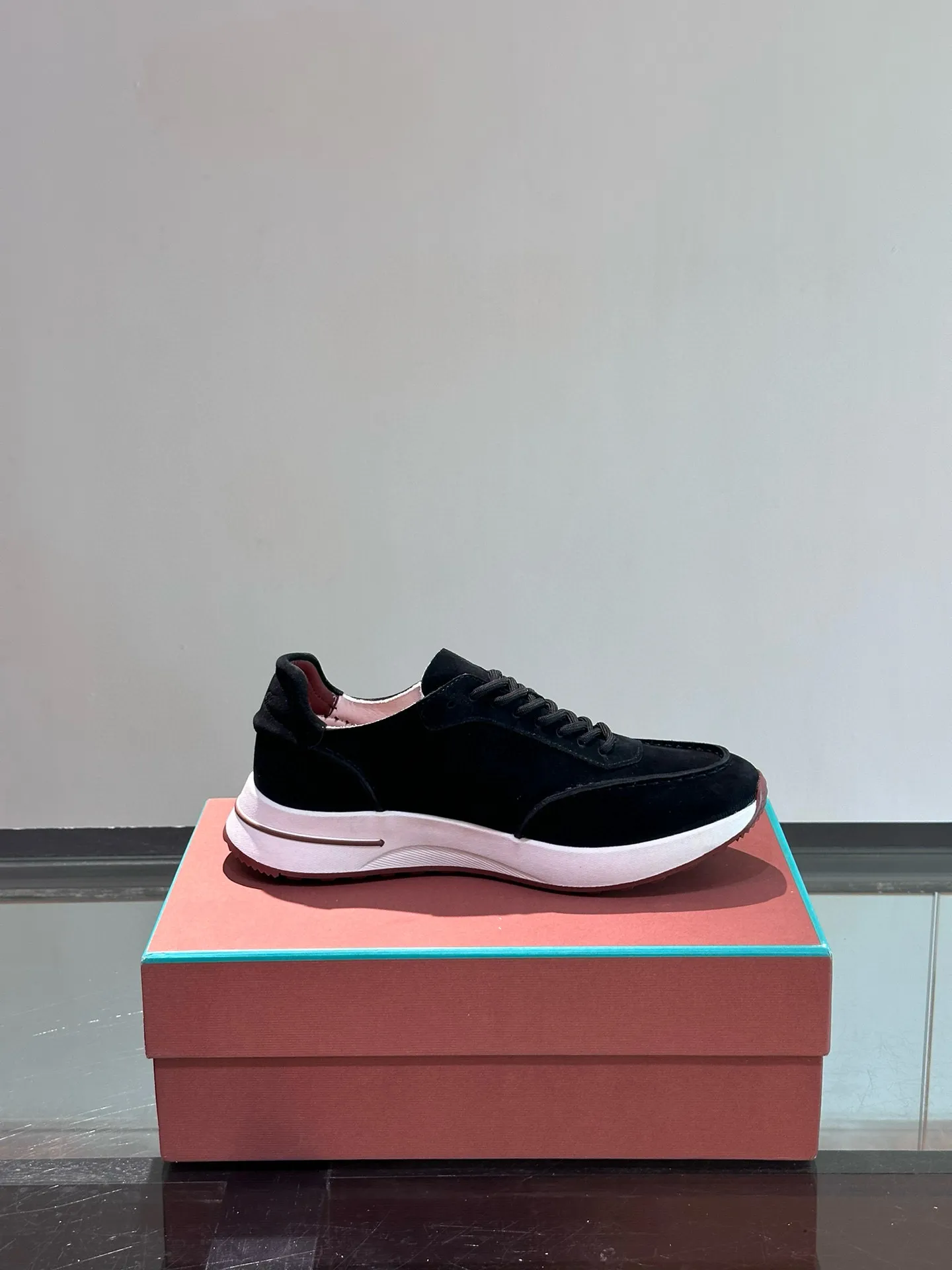 Factory price: 540💰Loro men's shoes💰iana niche Loro classic jogging shoes, men's lace-up casual shoes and sneakers, high-quality lightweight and comfortable fabrics, suitable for outdoor leisure, the color scheme is young and energetic, and it looks great with sportswear or casual suits! Size: 39-46 (customized sizes of 45 and 46 are non-refundable)